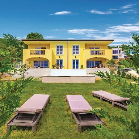 6 Bedroom Cozy Home In Lovran *